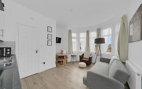 Startlet Stays Apartments - On Elizabeth Line With Free Parking